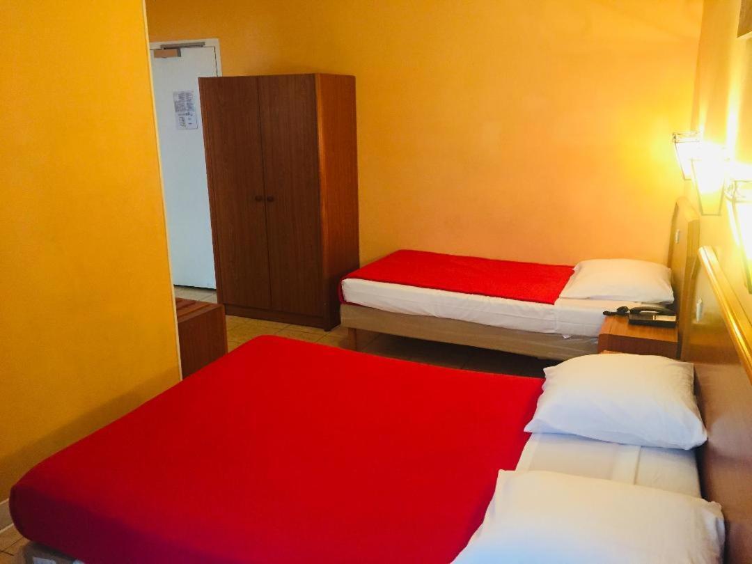 Paris Hotel Le Mediterraneen 외부 사진